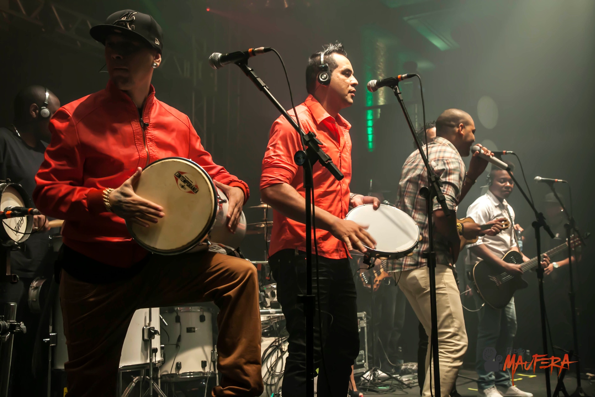 Samba Livre — percussionistas no palco