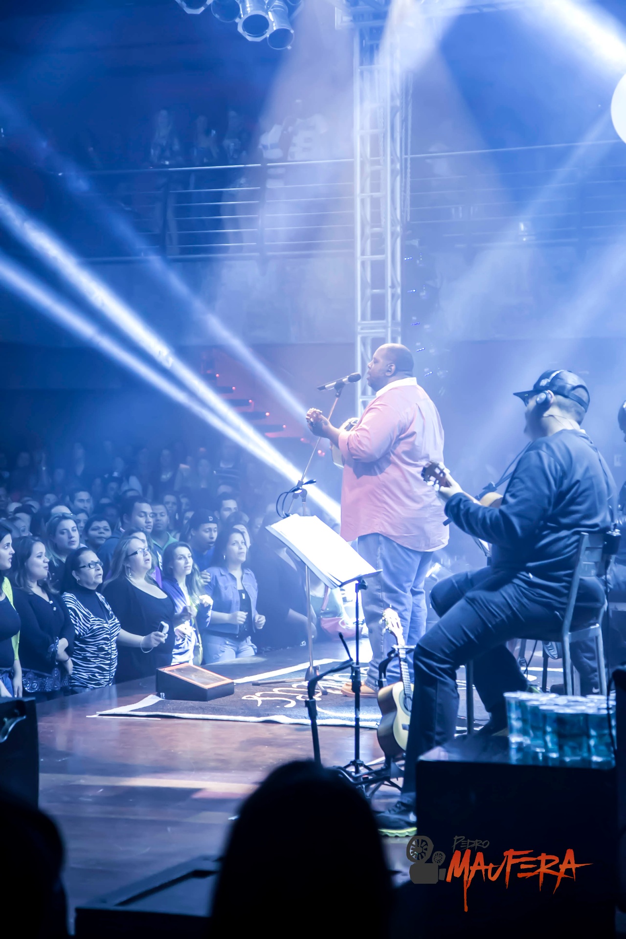 Palco com feixes de luz e público