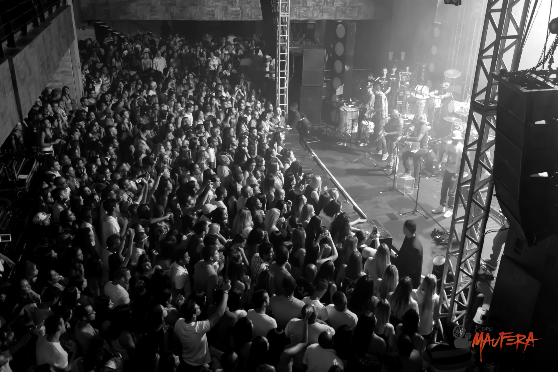 Vista aérea da plateia lotada no show em P&B