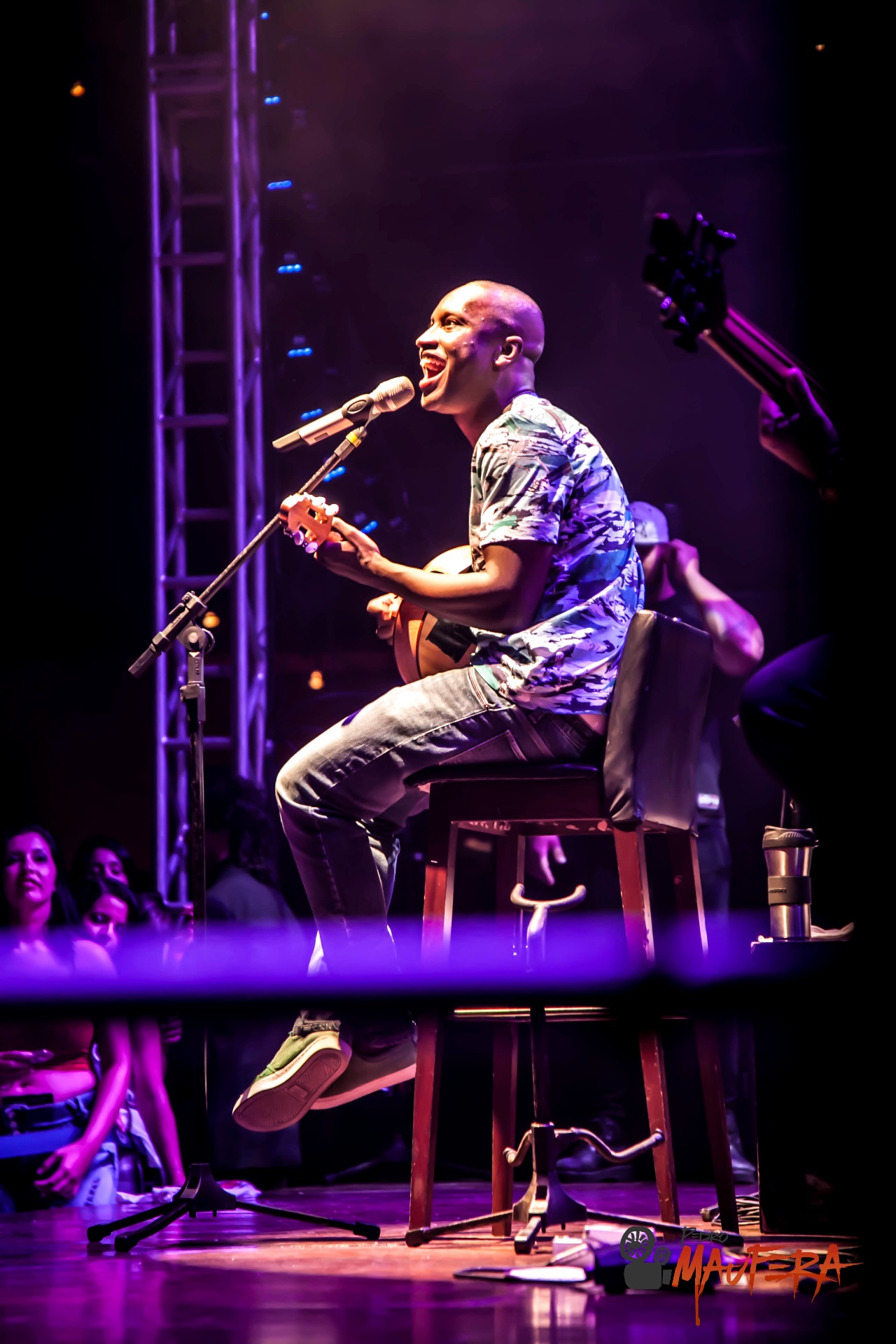 Thiaguinho cantando no banquinho com cavaco