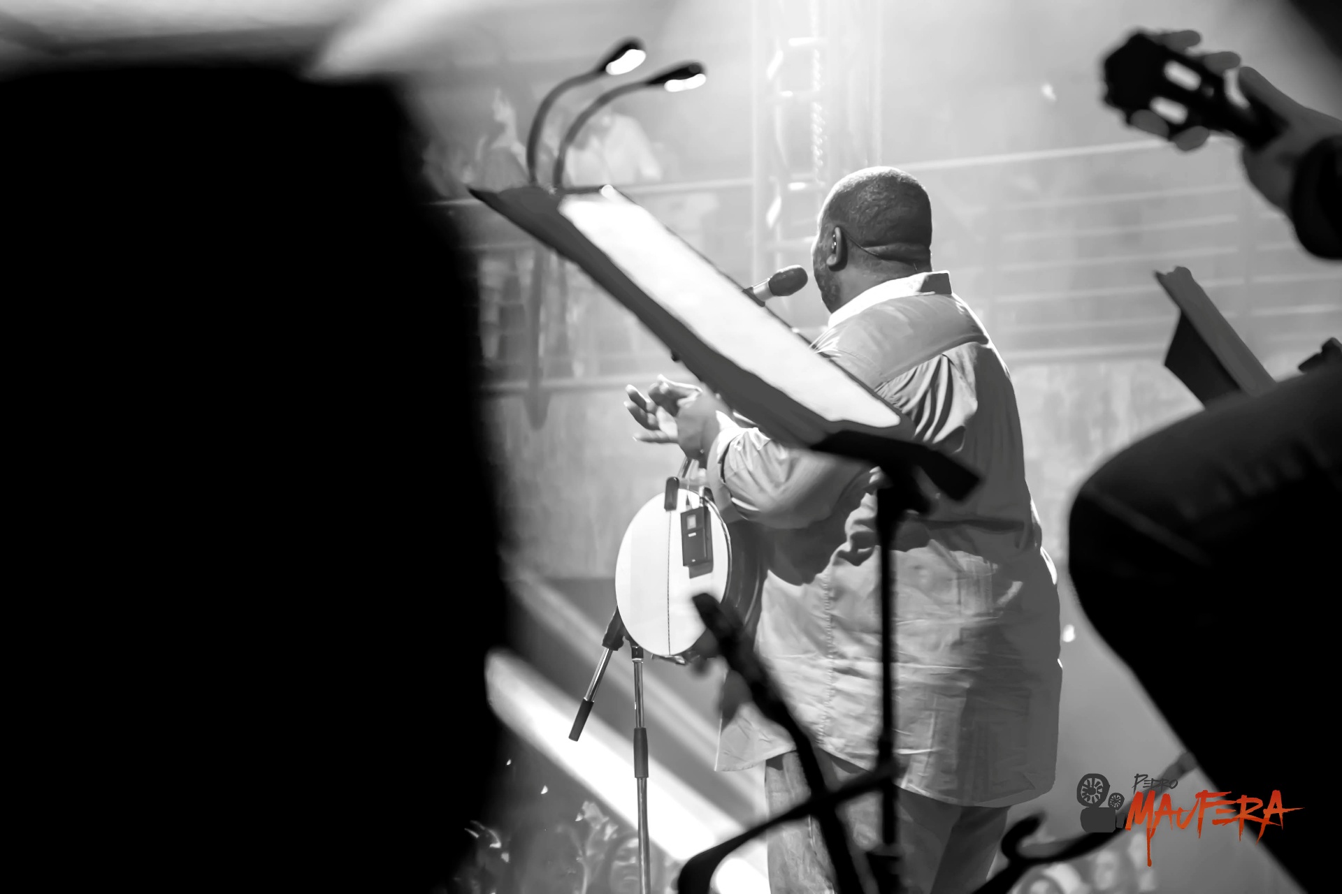 Cantor de costas com pandeiro P&B