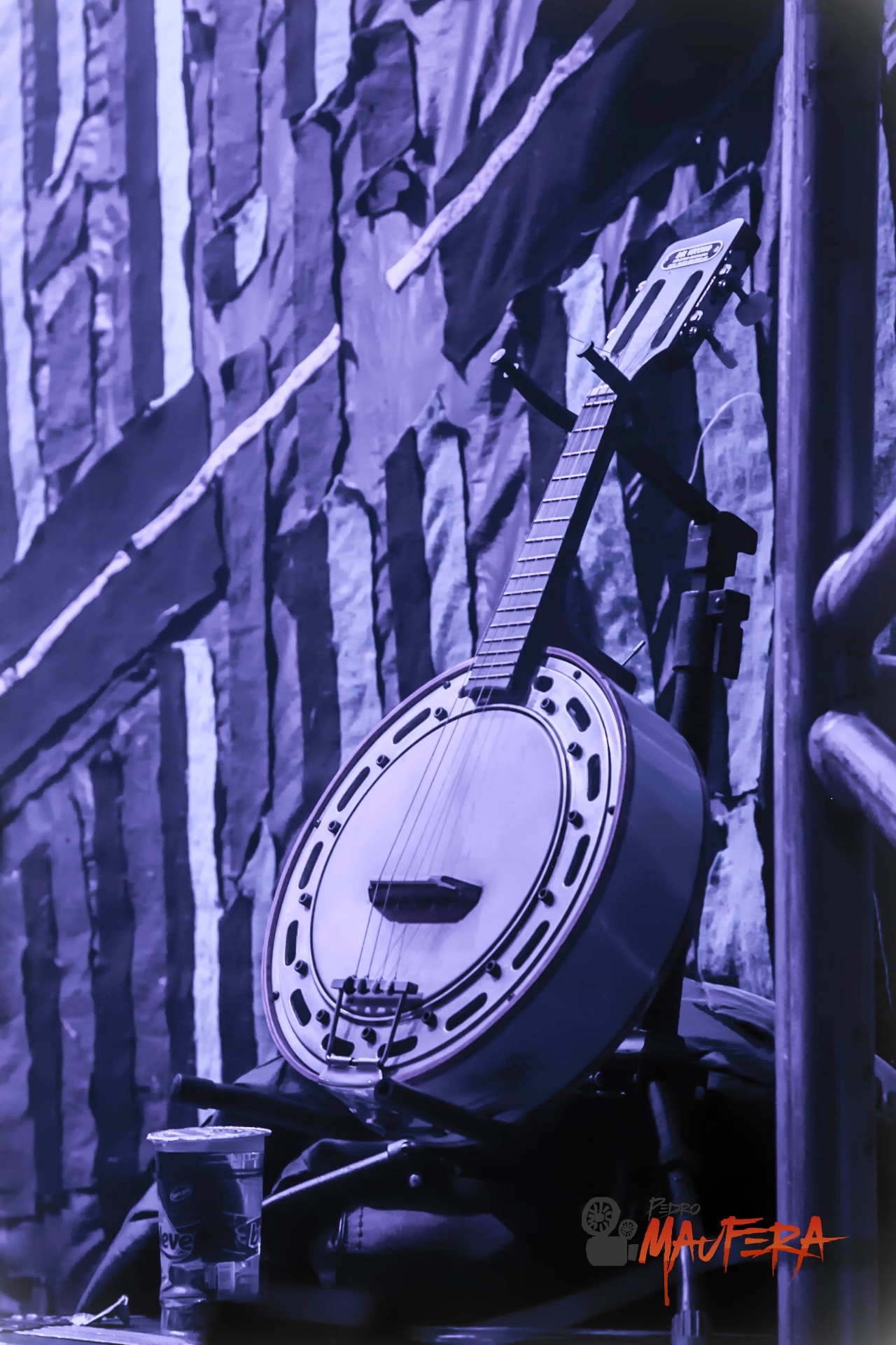 Banjo em cena roxa