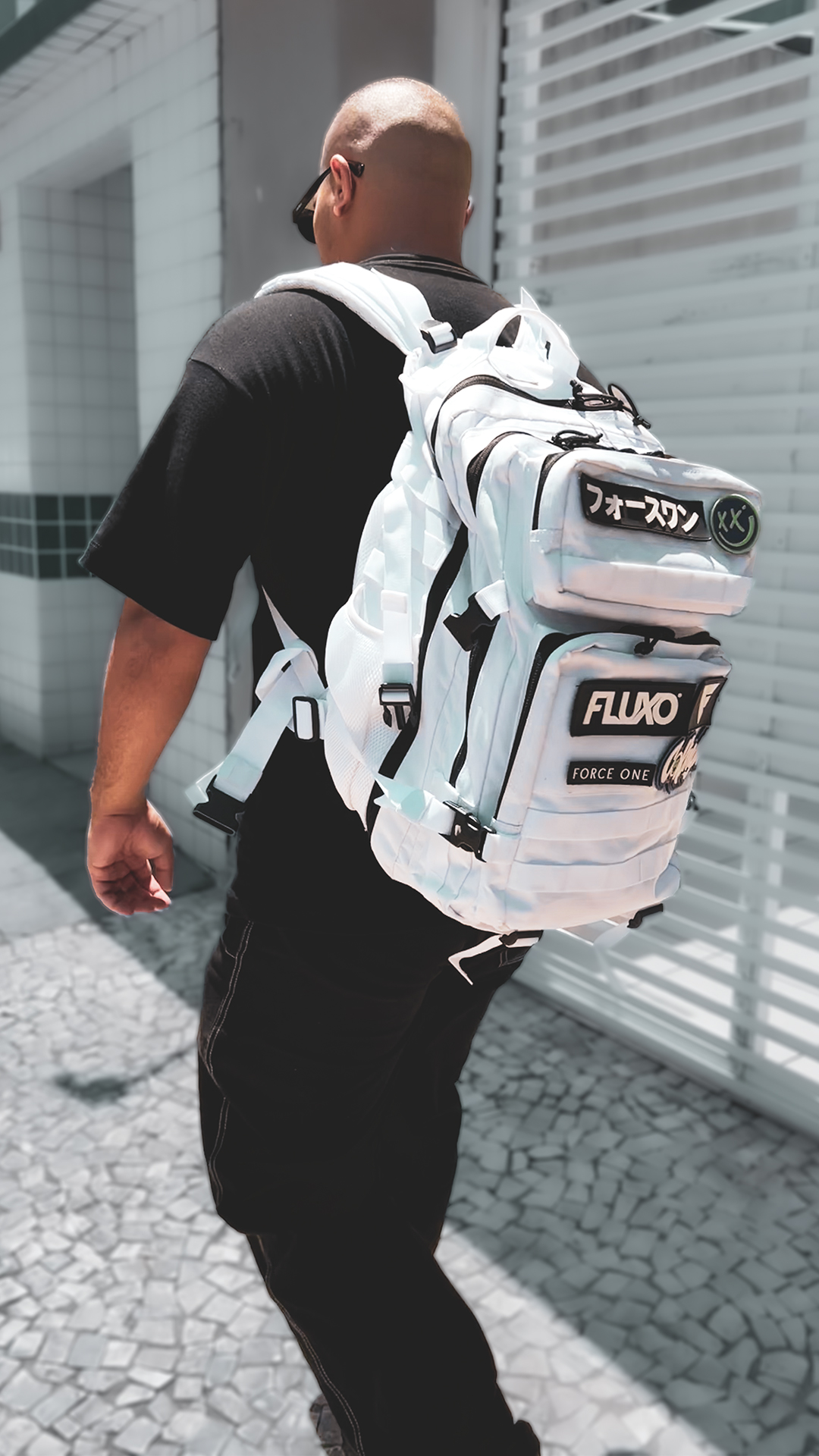 Rogerinho com mochila branca Fluxo Force One