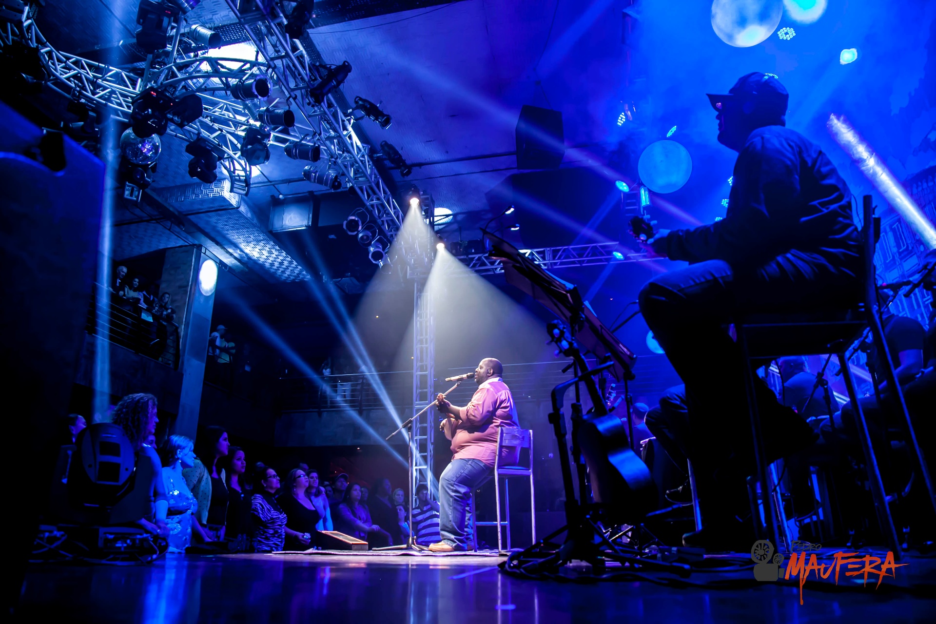 Palco com luz azul e plateia