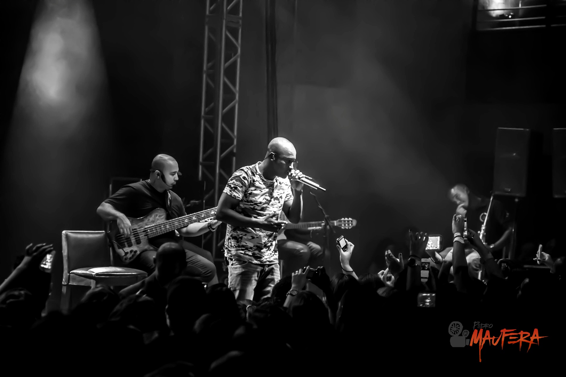 Thiaguinho no microfone com baixista P&B