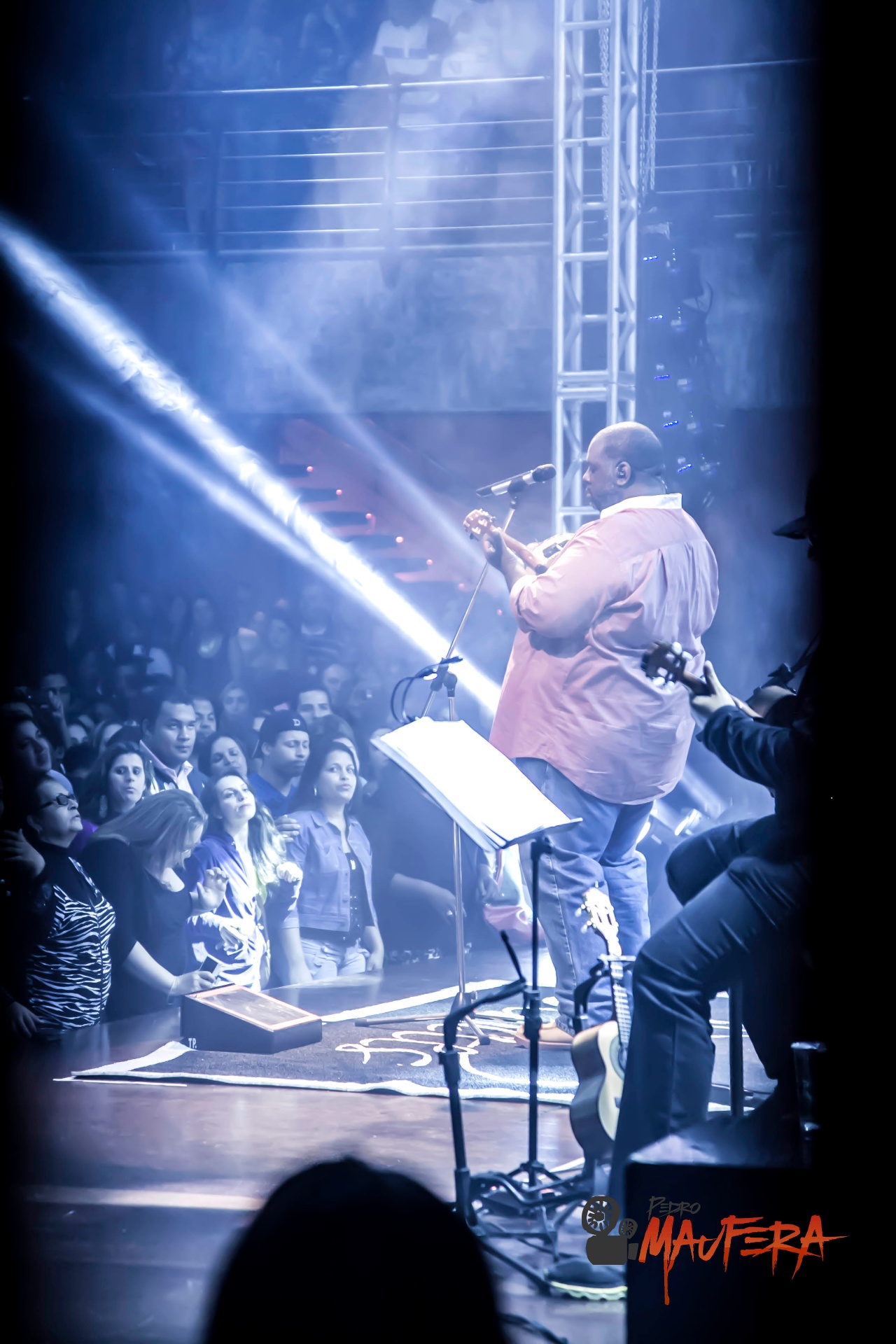 Cantor com feixe de luz azul