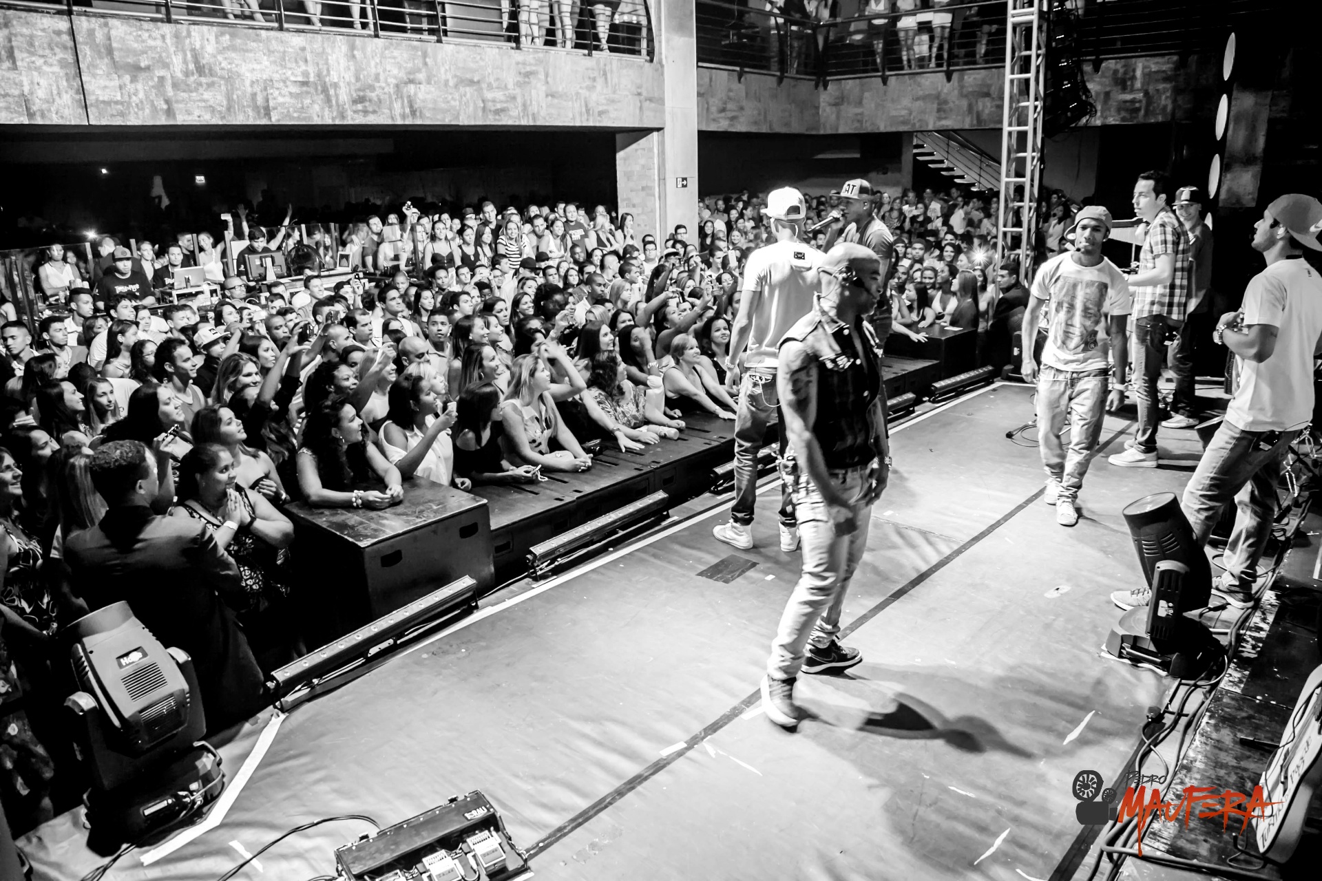 Turma do Pagode no palco com plateia em P&B