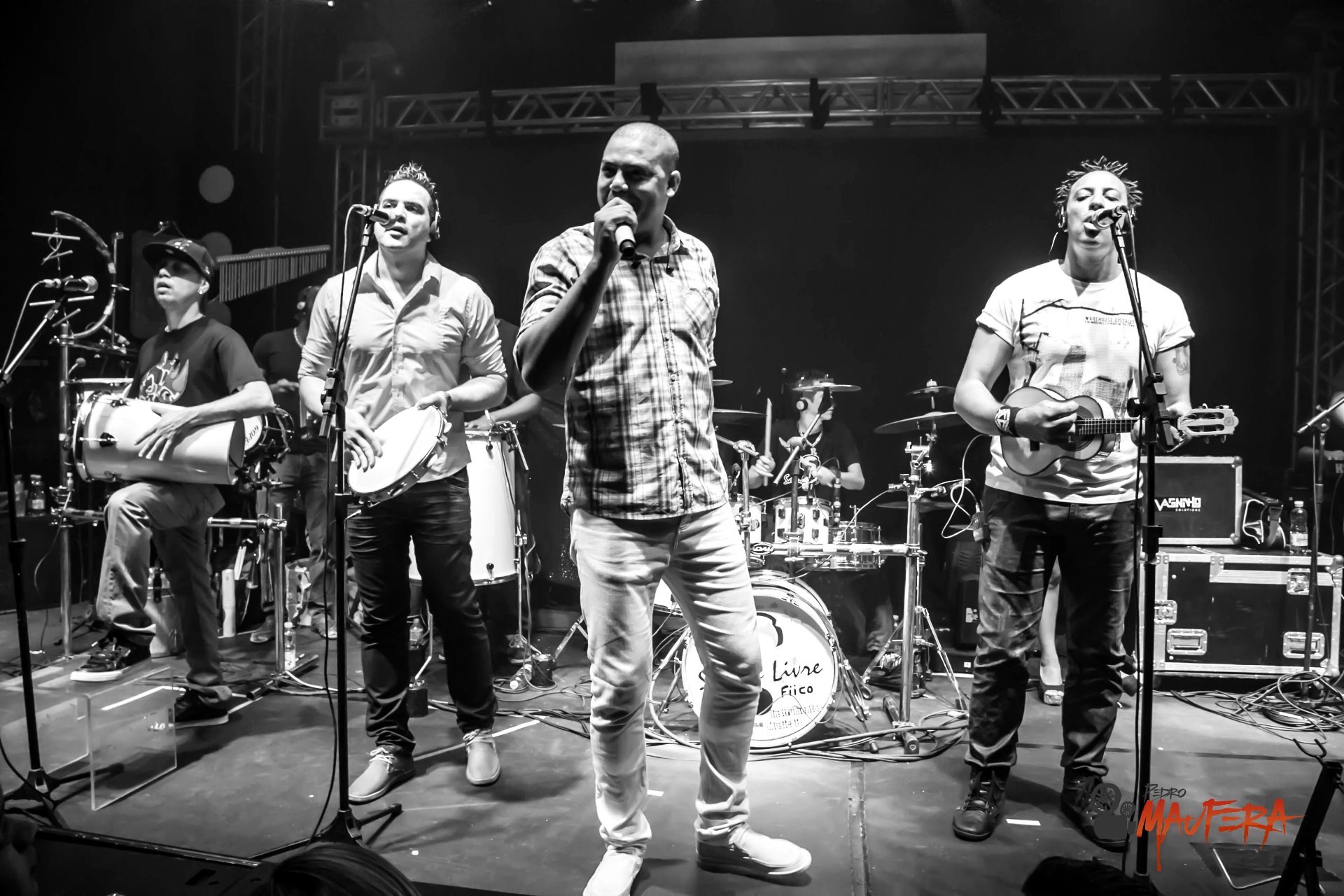 Banda Samba Livre inteira no palco P&B