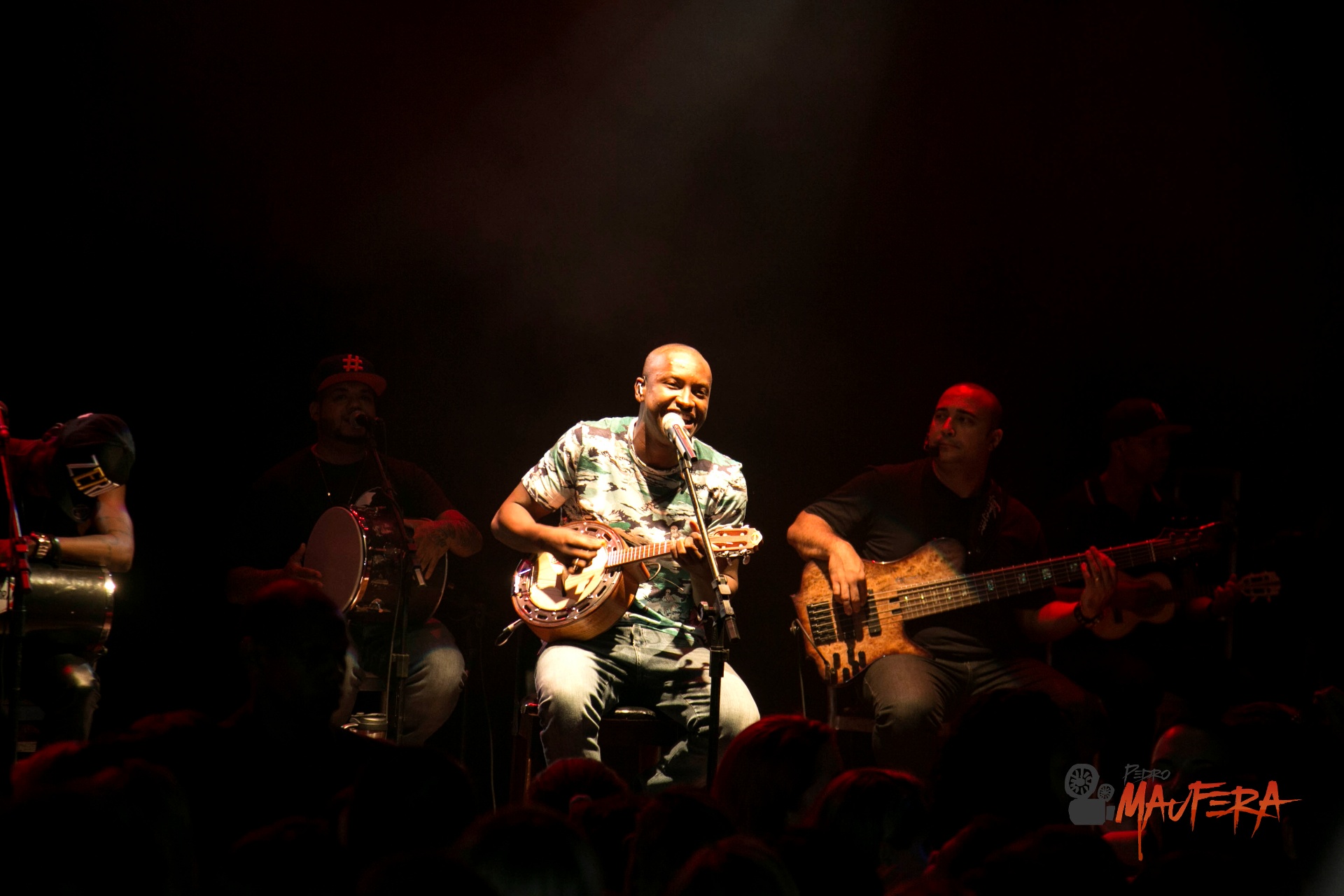 Thiaguinho tocando banjo em show acústico
