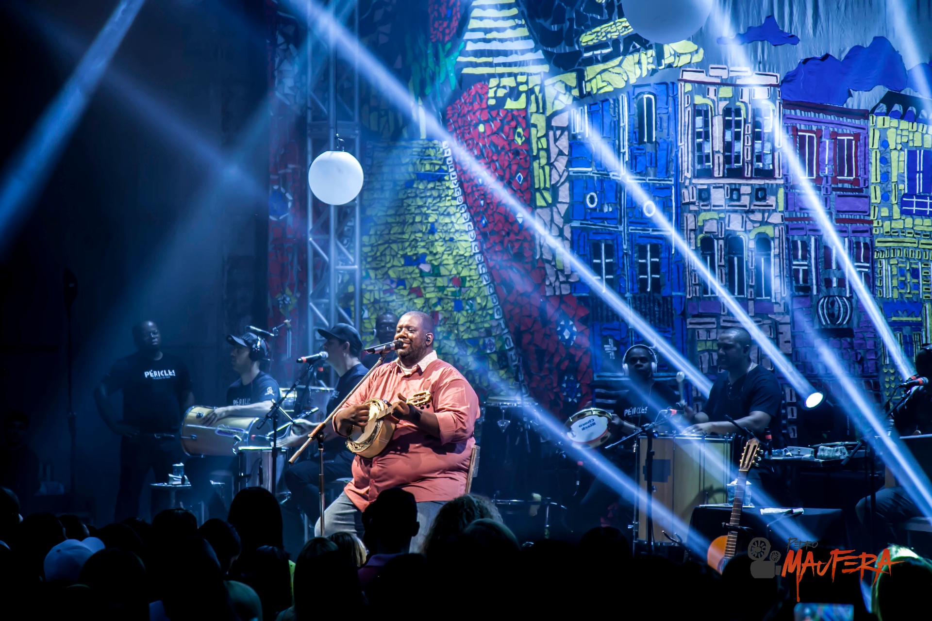 Pericles com banjo e cenário colorido