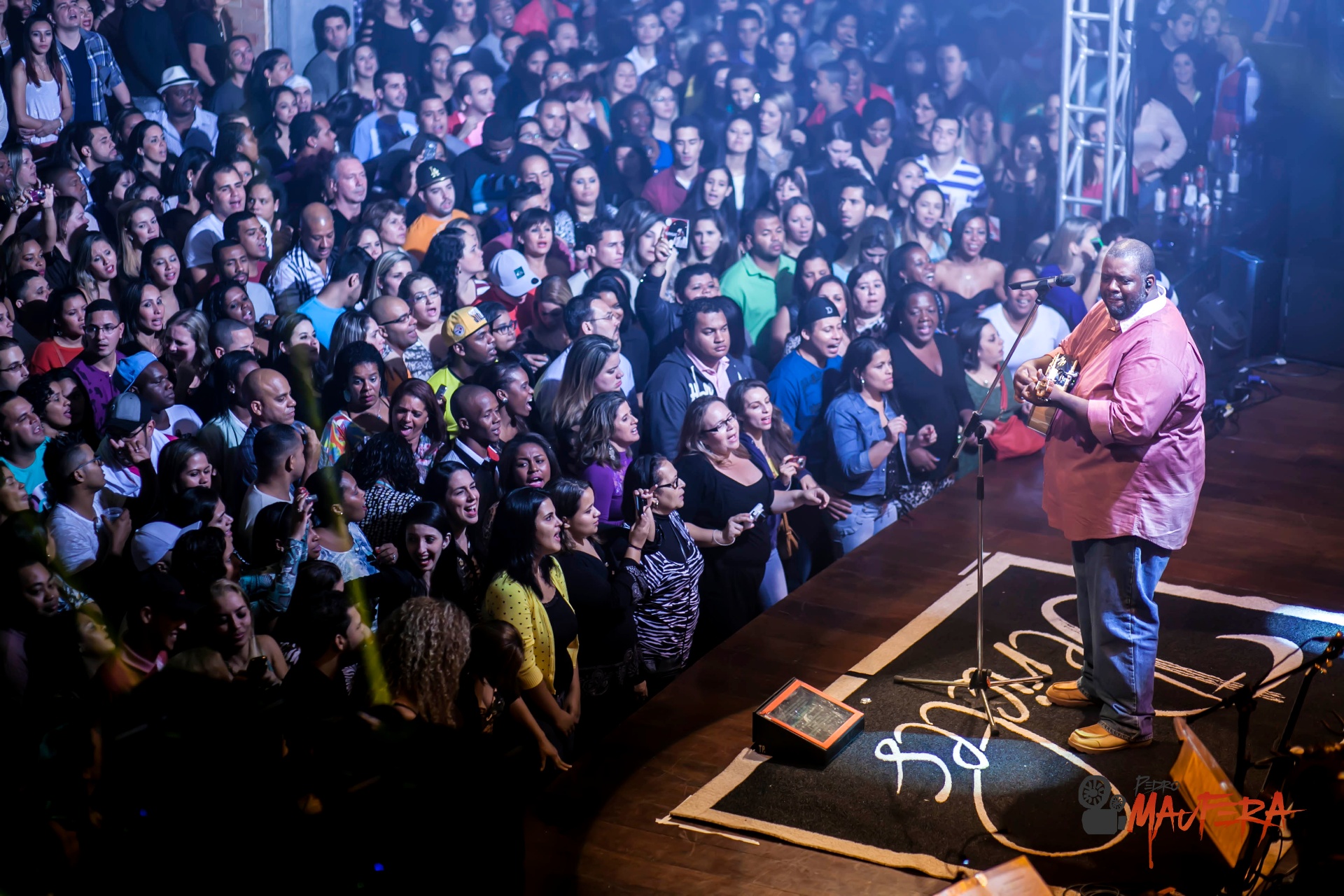 Cantor no palco com plateia lotada