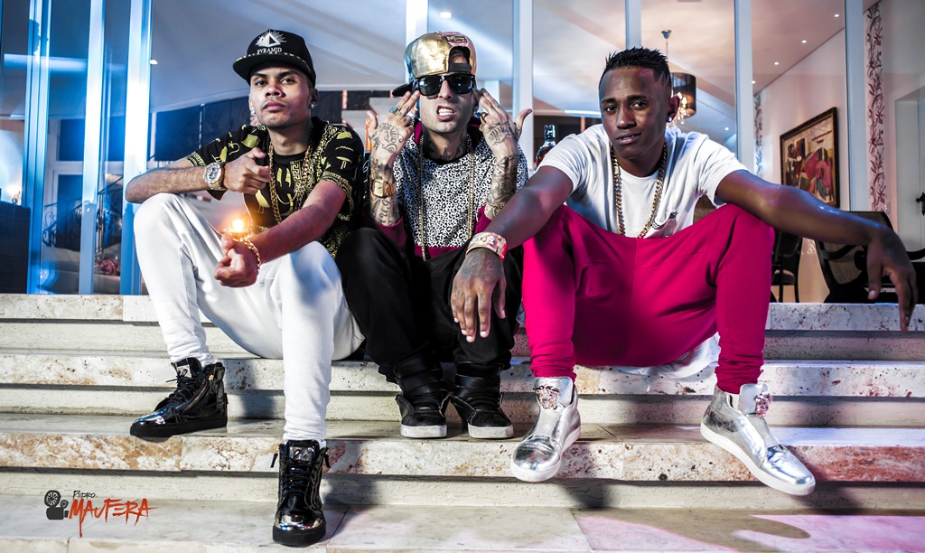 Trio MC G7, MC Dedé e Os Pikas do Swag na escada