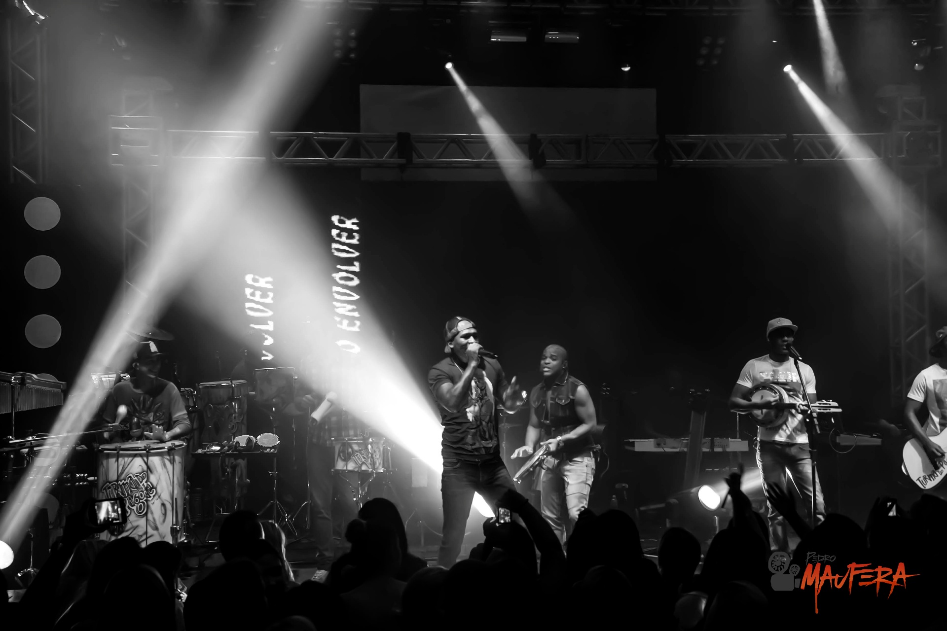 Banda no palco com feixes brancos em P&B