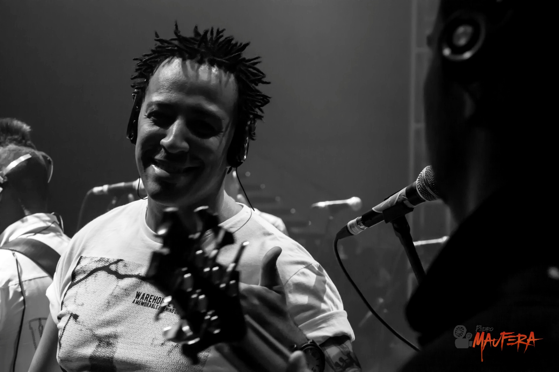 Cavaquinista sorrindo em P&B