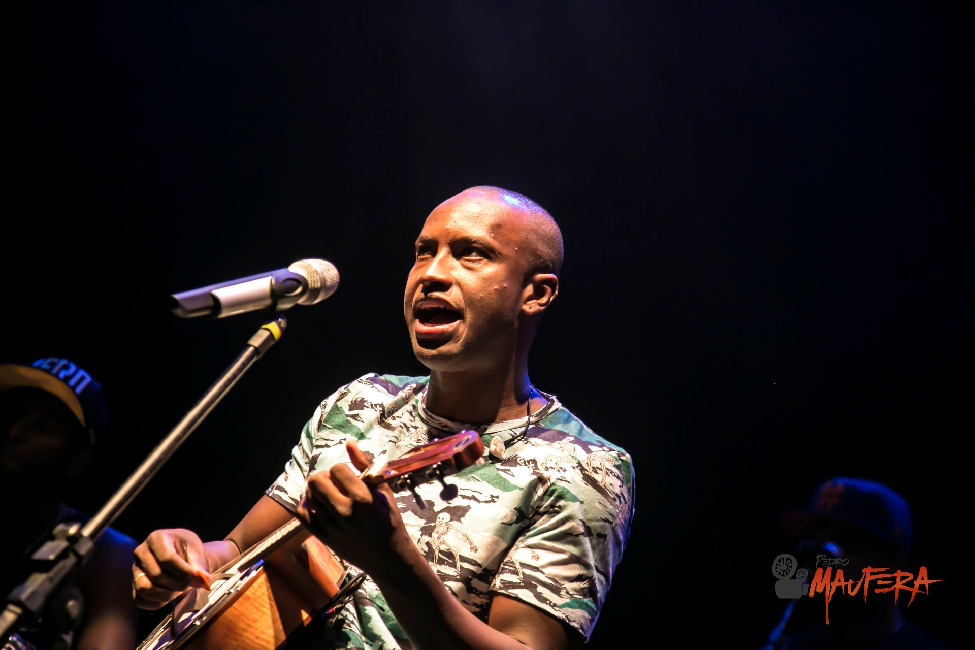 Thiaguinho cantando com cavaco