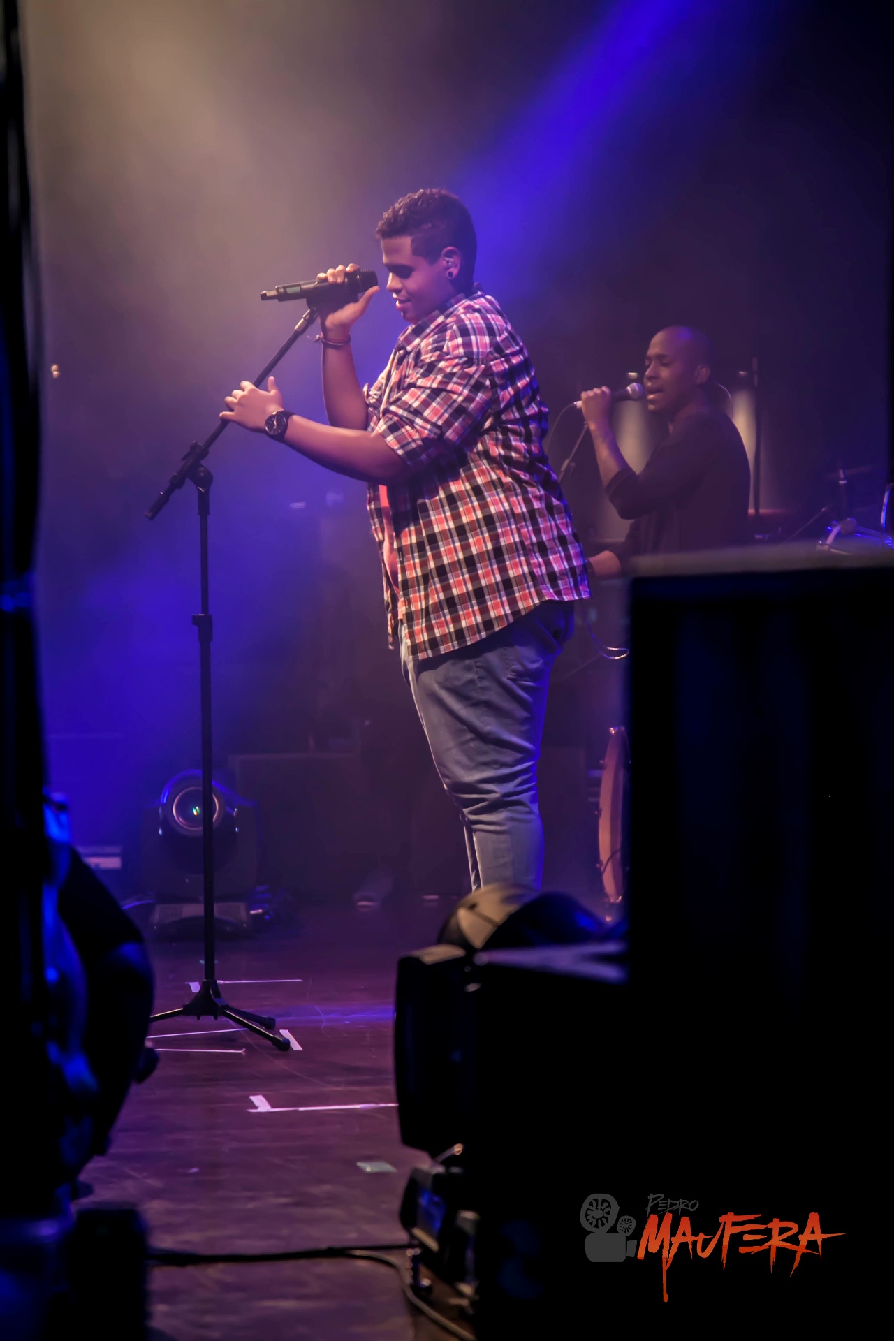 Vocalista jovem em luz roxa