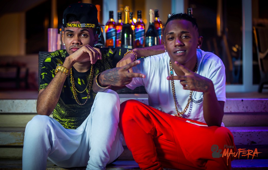 Dupla com correntes de ouro em ambiente lounge